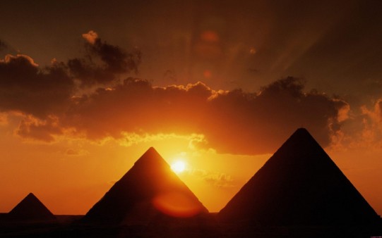 Pirámides de Egipto al Atardecer