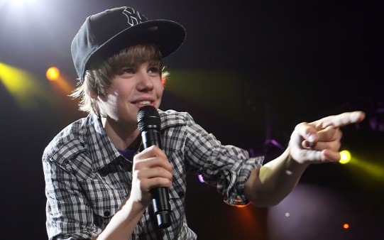 Justin Bieber cantando.